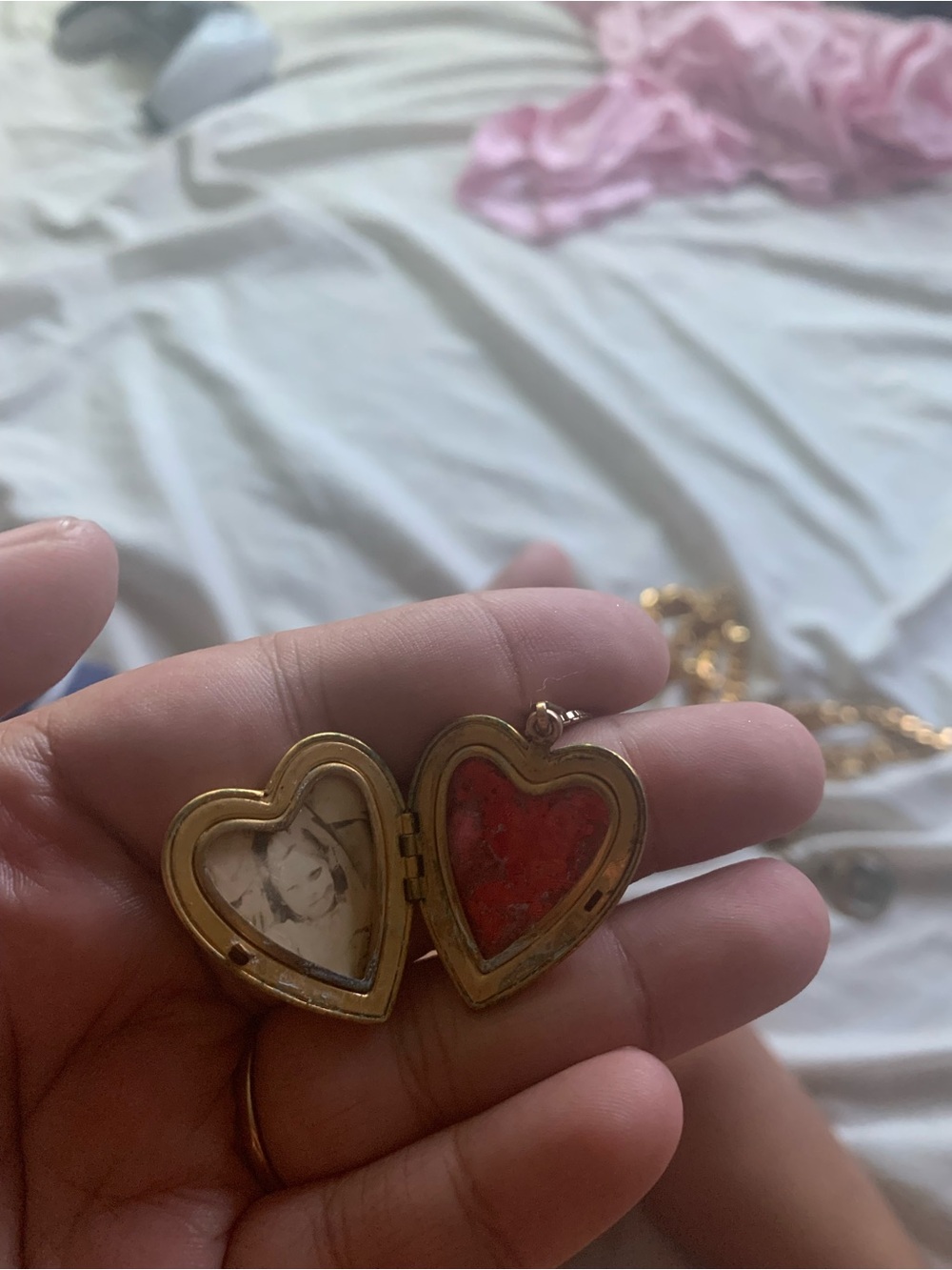 Haunted locket - Picture 2 of 2